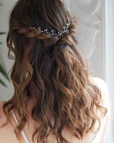 "2024 Hair Trends: Beautiful and Stylish Hairstyles for Women" Flower Wreath Hair, Hair Garland, Easy Hairstyles For Medium Hair, Hair Wreath, Short Hair Styles Easy, Easy Hairstyles For Long Hair, Box Braids Hairstyles, Floral Hair