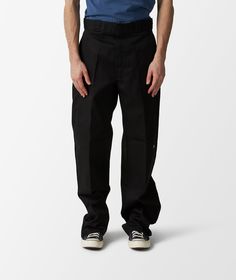 Dickies, a brand with a rich history and a commitment to quality workwear, presents the Double Knee Rec Pants in Fall/Winter 2024. Known for their durability and style, these pants are a must-have for the season. The black color adds a sleek touch to any outfit, while the double knee design provides extra protection and comfort. Perfect for any occasion, from work to casual outings, these pants from the Pantalones Chinos y de Vestir#Básicos category are a versatile addition to your wardrobe. Upg Dickies Double Knee, Dickies Pants, Fall Winter 2024, Bank Card, Winter 2024, Look Casual, Modern Man, Pants Black, Wardrobe Staples