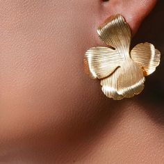 The "Petite Buttercup" earrings are a delightful representation of natural charm and elegance. These beautiful earrings feature intricately crafted 24k gold-plated petals, designed to capture the delicate and radiant beauty of the buttercup flower. The petite size and lifelike texture add a touch of sophistication, making these earrings a perfect addition to any jewellery collection. Ideal for both special occasions and everyday elegance, the "Petite Buttercup" earrings bring a touch of nature's Buttercup Flower, Radiant Beauty, Everyday Elegance, August Birthstone Jewelry, July Birthstone Jewelry, Artisan Gift, Zodiac Jewelry, Jewelry Ring Box, Gifts For New Mums