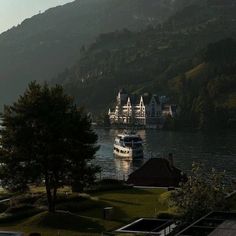 a boat is in the water near some houses