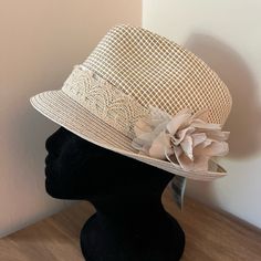 New With Tag One Size Fits All Fitted Cream Fedora For Vacation, Fitted Cream Fedora For The Beach, Fitted Cream Fedora For Beach, Cream Fitted Fedora For The Beach, Fitted Beige Casual Straw Hat, Fitted Cream Fedora For Spring, Fitted Casual Beige Straw Hat, Casual Fitted Beige Straw Hat, Cream Classic Sun Hat For Spring