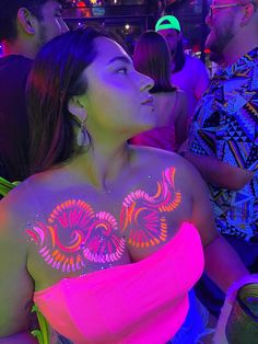 Dark Outfits, Neon Party, Black Light, Body Painting, Glow In The Dark, The Darkest, Body Art, Neon, Festival