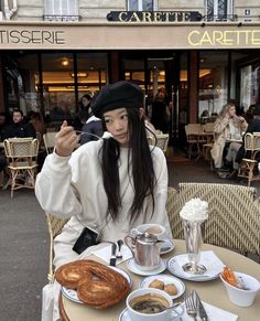 Winter Outfits Paris, Beret Hat Outfit, Fits Inspiration, Winter Instagram, Paris Girl, Ribbon Hairstyle, Instagram Photo Inspiration, Beach Poses