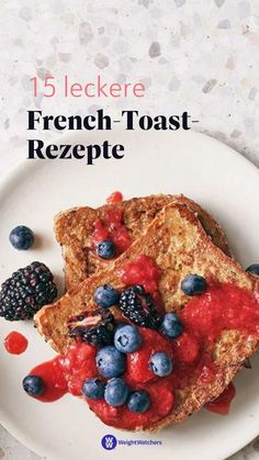 french toast rezepte with berries and blueberries on a white plate in front of it