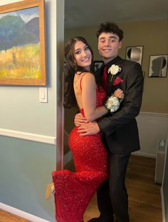 Burgundy Prom Couple Outfit, Red Prom Dress Pictures, Red Prom Theme, Red Prom Outfits For Couples, Red Prom Dress With Date, Burgundy Prom Couple, Prom Relationship, Prom Pic Ideas For Couples