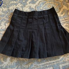 Size Small Zipper On The Side Never Worn Built In Shorts! Tennis Mini Skirt, Vintage Mini Skirt, Brandy Melville Skirt, Brandy Melville Skirts, On The Side, Brandy Melville, Brandy, Mini Skirt, Tennis