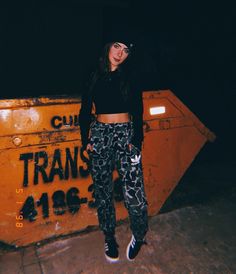 porque é isso que deve ser feito ao ver uma caçamba hahah 🐢 Grunge Chic, Uni Outfits, Outfit 90s, Grunge Girl, Adidas Fashion, Girl Swag, Foto Instagram, Photo Look, Fashion Killa