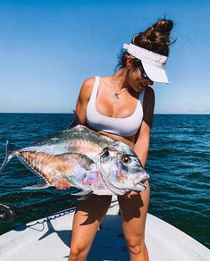 Girls Fishing, Fishing Australia, Summer Fishing, Beach Fishing, Catching Fish, Fishing Girls, Fishing Women, Fishing Life, Sport Fishing