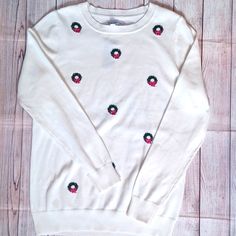 New With Tags Kim Rogers Christmas Wreath Sweater Ivory Woman's M. Fit Is Loose. Measurements Laying Flat 19.5" Pit To Pit 27.5" Length 100% Cotton Winter White Embroidered Tops, White Embroidered Winter Tops, Christmas White Embroidered Tops, White Festive Sweater For Fall, Festive White Sweater For Fall, Fitted White Top For Holidays, White Holiday Festive Sweater, White Festive Holiday Sweater, White Casual Sweater For Festive Occasions