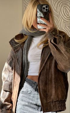 Nyc Winter Outfits, Look Adidas, Pastel Outfit, Autumn Fits, Paris Mode, Mode Inspo, Brown Leather Jacket