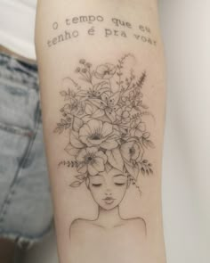 a woman's arm with flowers in her hair and the words, o tempo que su tendo e pra voar