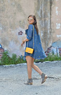 Trendy Yellow Bag For Everyday, Yellow Purse Outfit Summer, Yellow Bag Outfit Street Styles, Chic Yellow Everyday Bag, Fun Yellow Summer Bags, Yellow Bag Street Style