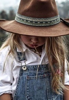 Farmhouse Bed, Country Bumpkin, Kind Photo, Cool Baby, Country Kids, Foto Baby, Country Blue, Farm Girl, Future Kids