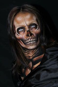 Half Face Skeleton Makeup Men, Sfx Looks Makeup Ideas, Scary Skull Makeup, Pumpkin Skull Makeup, Spooky Face Paint, Mummy Halloween Makeup, Venom Makeup, Halloween Caveira, October Makeup