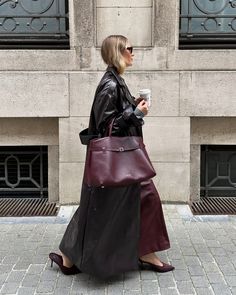 Fall Winter Outfit Ideas that You Must See | Cool Chic Efforless That Girl Outfit Ideas | Preppy outfits | Casual Cool Looks | September October November Looks | #outfitideas Coat Aesthetic, Simple Clothes, Hot Handbags, Big Knits, Big Sunglasses, Reality Shows, Body Inspiration, Oversized Coat, Trending Handbag