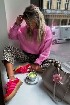 Outfit Ideas Adidas Shoes, Leopard Adidas Outfit, Adidas Bold Gazelle Outfit, Colourful Sneakers Outfit, Platform Gazelle Outfit, Adidas Gazelle Outfits, Outfits With Gazelle Adidas, Pink Sambas Outfit, Pink Shoes Outfit Casual