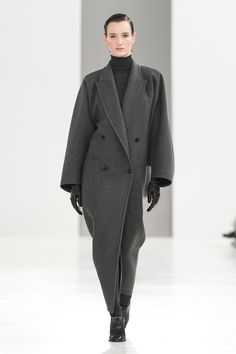 Max Mara Fall Winter 2024-25 Fashion Show Maxmara Coat, Runway Magazine, Milano Fashion Week, Max Mara, Long Coat, Couture Fashion, Runway Fashion, Fashion News