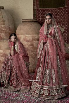 Sabyasachi Mukherjee - India 🇮🇳 Mehndi Bride Dress, Sabyasachi Collection, Floral Dresses With Sleeves, Sabyasachi Mukherjee, Indian Bridal Lehenga, Tiger Logo