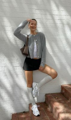 Fall Skirt Outfits, Fall Skirt, Skirt Outfits Fall, Estilo Indie, Skandinavian Fashion, Sock Outfits, Chique Outfits, Gray Cardigan, Looks Street Style