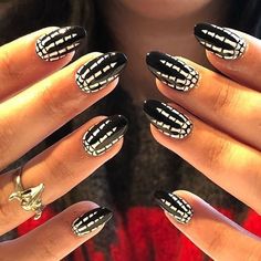 Creative-Halloween-Nail-Ideas Fictional Monsters, Nails Grunge, Nail Design Glitter, Honey Balayage, Halloween Acrylic Nails, Cute Halloween Nails, Vampire Fangs, Colorful Nail