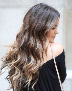 Partial Balayage featured by popular Orlando beauty blogger, Mash Elle | what is a partial balayage | how to you take care of balayage hair | caramel balayage hair | long hairstyles for women | hair inspiration | the best curling wand | ombre vs balayage Asian Hair Highlights, Fall Hair Trends, Ombre Hair Color, Long Wavy Hair, Hair Color Balayage, Long Curly Hair, Hair Color Trends