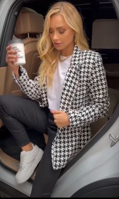 Office Outfits With Sneakers, Casual Office Outfits, White Jacket Outfit, Outfits With Sneakers, Tweed Jacket Outfit, Workplace Fashion