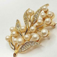 (eBay) Find many great new & used options and get the best deals for 2.20Ct Round White Pearl & Moissanite Leaf Shape Brooch 14k Yellow Gold Plated at the best online prices at eBay! Free shipping for many products! Vintage Jewelry Ideas, Wedding Brooch, Wedding Leaves, Fancy Diamonds, Natural Pearl, Pearl Wedding, Leaf Shapes, Gold Plated Silver, Natural Pearls