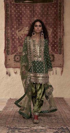 Mehendi Outfit Ideas, Outfit Ideas For Bride, Designer Mehendi, Traditional Mehndi, Mehndi Dress, Ethnic Outfits, Designer Party Wear Dresses