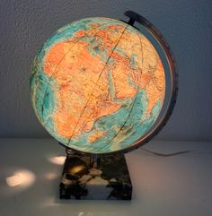 Old world map lamp of the brand Taride in glass, marble, paper and vintage metal 1976 in good condition. The glass globe is intact, the paper map is patinated but clean although it displays a significant lack in the North Atlantic, the colors are still bright, the marble base is also in good condition. It measures 30cm high, 24cm deep and 22 cm in diameter. Globe Vintage, Old World Maps, Map Decor, Marble Paper, Cultural Center, Glass Globe, Old World, Vintage Metal, Home Accents