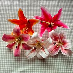 Summer/Spring Lily Hair Clips! These hairclips are perfect to jazz up any outfit, they truly go with anything and add a pop of color to your outfit! Flower Hair Clips Aesthetic, Flower Pins For Hair, Hair Flower Accessories, Lily Hair Clip, Lily Accessories, Hair Clips Aesthetic, Bohemian Style Jewelry, Dream Fashion, Hair Accessories Clips