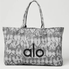 Brand New! 100% Authentic Color: Grey Size: 20” X 14” X 7” Heavy Duty Oversized Canvas Bag Features Corded Handles, An Alo Yoga Logo In The-Dye Pattern. Tie Dye Tote Bag, Yoga Gym Bag, Plastic Handbag, Yoga Tote Bag, Yoga Tote, Yoga Logo, Gym Tote, Grey Tote, Yoga Bag