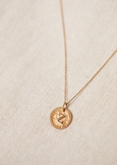 Gold medal 375 thousandths / 9 carats;Letters in relief melted into the hammered medal;Contour of the medal in millegrain;Diameter 1 cm / 0.39 in;Thickness 1.2 mm / 0.05 in;The oval pendant ring allows you to hang several medals on the same chain. Letter Z, Gold Letters, Oval Pendant, Pendant Rings, Gold Gold, Parisian Style, Ring Bracelet, New Collection, Jewelry Shop