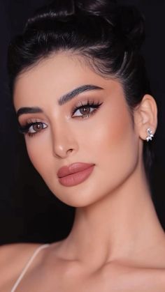 Makeup On Black Dress, Grwm Wedding, Wedding Reception Makeup, Make Up Simple, Megan Fox Makeup, Beauty 2023, Light Makeup Looks, Beautiful Neck, Makeup Before And After