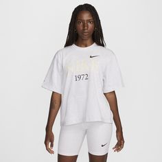 1972, the year we launched the first Nike shoe, serves as a reminder of the past as you reach towards the future. Heavyweight cotton gives you a structured and premium feel, while the boxy fit and dropped shoulder seams create a relaxed look without feeling too big. Classic and timeless—this tee does it all. Nike Shoe, Nike Classic, Women Lifestyle, Nike Sportswear, Gender Female, Nike Shoes, The Future, The Year, Classic T Shirts