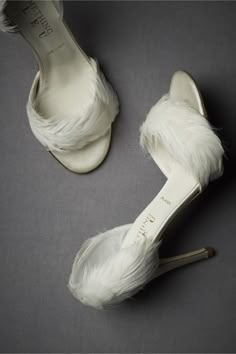 Shoes With Feathers, Diy Wedding Shoes, Winter Wedding Shoes, Feather Shoes, Feather Heels, Cool Winter, If The Shoe Fits, I Love Shoes, Shoe Fits