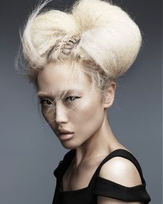 long blonde    |  frizzy crimped sculptured |  avant-garde hairstyles     FOR INSPIRATION AND #HAIRSTYLES    WWW.UKHAIRDRESSERS.COM Stringy Hair, Avant Guard, Blonde Eyebrows, Straight Blonde Hair, Editorial Hair, Fantasy Hair, Hair Solutions, Hair Shows