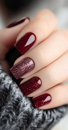 Best Nail Art Designs 2024, Garnet Color Nails, Fall Nail Colors With Glitter, Christmas Color Nail Ideas, Classy Christmas Gel Nails, Cute Easy Winter Nails, Fall To Christmas Transition Nails, Dip Powder Fall Nails Ideas, Magnetic Nail Polish Ideas