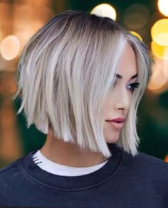 Blonde Hair 2023 Trends Short, Blonde Highlights Chin Length Hair, 2023 Fall Bobs, How To Style A Piecey Bob, Straight Textured Bob Haircut, Bob Haircuts For Women Square Face, Short Align Bob Haircut, Short Bob Hairstyle Women 2023, Messy Chin Length Hair