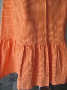 "Beautiful orange polka dots maxi skirt from the 70s. High waisted and high ruched bottom (pic.4). A-line model. Back zipper (pic.6). Boho-hippy prairie skirt. Cotton. Unlined. Mint conditions. It fits size 8 US Measurements: (lay flat and double waist and hips) Waist 29\" hips 40\" length 38\" Maxi gonna arancione a pois bianchi degli anni 70. Modello contadina: a vita alta e svasata con alta gala all'orlo (foto 4). Cerniera dietro (foto 6). Stile boho/hippy. Bel cotone. Sfoderata. Ottime condi Orange Ruffled Flowy Skirt, Orange Ruffled Skirt For Spring, Spring Orange Ruffled Skirt, Retro Orange Summer Skirt, Twiggy Fashion, 70s Orange, Prairie Skirt, Peasant Skirt, Flare Pants