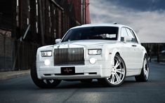 a white rolls royce parked in front of a brick building with the caption tres humbers en el cielo