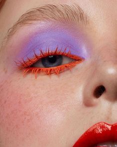 Colorful Editorial Makeup, Colored Mascara Looks, Scifi Makeup, Bold Eye Makeup Looks, High Fashion Makeup Editorial, Funky Photography, Editorial Makeup Photography, Maquillage On Fleek