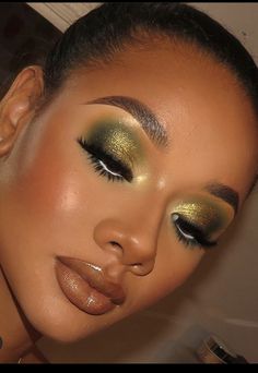 Green Iridescent Makeup, Green Makeup Eyeshadow, Green And Gold Makeup Looks Black Women, Green And Black Makeup Looks, Green Prom Makeup Looks, Green Makeup Looks Black Women, Emerald Green Makeup Looks, Green And Gold Makeup, Elphaba Makeup