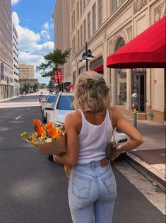 Short Hair Outfits, Twins Fashion, Euro Summer, Work Hairstyles, Trending Products, Short Blonde, Favorite Hairstyles, Spring Is Coming, Short Blonde Hair