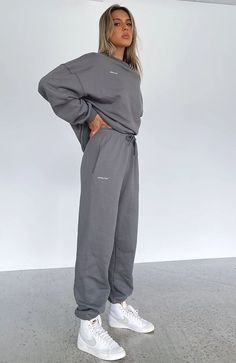 Women Sweatpants Outfits, Sweatpants And Hoodie Outfit, Cute Outfits With Sweats, Styling Sweatpants, Unisex Sweatpants, Sweatsuit Outfits, White Tshirt Outfit, Matching Sweat Set, Cute Sweatpants Outfit