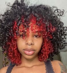 Omg wish I could have this hair ahh Underdye Hair, Peekaboo Hair Colors, Dyed Curly Hair, Split Dyed Hair, Highlights Curly Hair, Peekaboo Hair, Red Curly Hair, Dyed Hair Inspiration, Colored Curly Hair