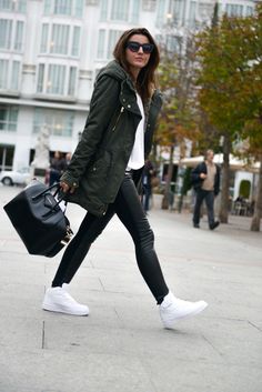 parka: Buylevard suéter: Suiteblanco pantalones Suiteblanco zapatillas de deporte: Nike Air Force bolsa: Givenchy Antígona gafas de sol: Styligion Parka Outfits, Parka Outfit, Outfits With Air Force Ones, Outfits With Jordan 1s Fashion Styles, Lederhosen Outfit, Alexandra Pereira, Parka Jacket Women, Legging Outfits, Neue Outfits