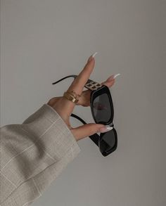 Faceless Aesthetic, Pinterest Jewelry, Coordinates Jewelry, Daily Wear Jewellery, Aesthetic Jewelry, Minimal Earrings, Classy Photography, Aesthetic Women