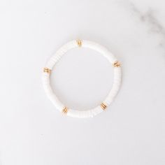 White And Gold Clay Bead Bracelet, Cute Flat Bead Bracelet Ideas, Flat Bead Bracelet Ideas, White Clay Bead Bracelet, Perle Heishi, Flat Bead Bracelet, Clay Bead Bracelet Ideas, Bead Bracelet Ideas, Clay Bracelets