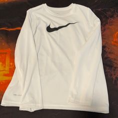 Never Worn White Graphic Print Sports Top, Sporty White Crew Neck Shirt, White Sporty Crew Neck Shirt, Nike Long Sleeve Tops With Letter Print, White Long Sleeve Graphic Tee, Nike White Sports Shirt, Nike White Sports Top, Nike Sporty White Shirt, Basic White Nike Top