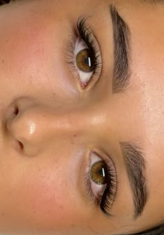 Extension de cil pose volume #volumelashes #volumelashextensions #lashes #lashextensions #lashartist Siren Eyelashes Extensions, Chunky Lash Extensions, Lash Extensions Round Eyes, Lash Extensions Fox Eye, Makeup With Lash Extensions, Cat Eyelash Extensions, Short Lash Extensions, Wispy False Lashes, Different Lashes